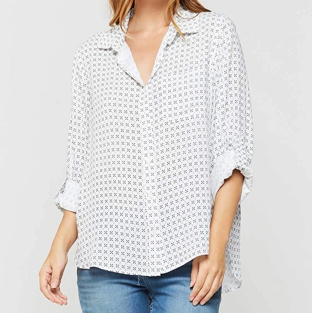 🍓3/$15 Velvet Heart White and Black Button Down